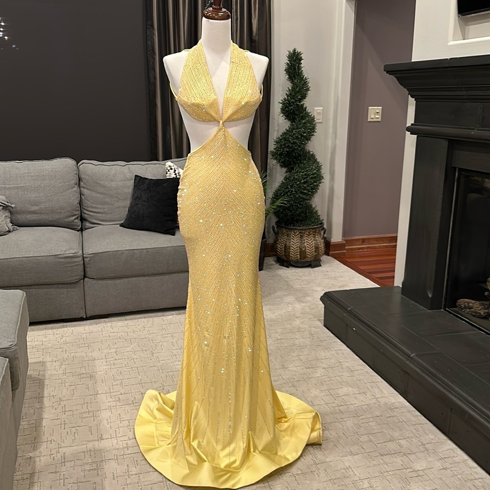 Sherri Hill Prom or Formal dress in yellow size 00